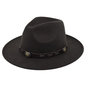 Dettaglio del cappello fedora marrone scuro con fascia borchiata e cuciture a croce
