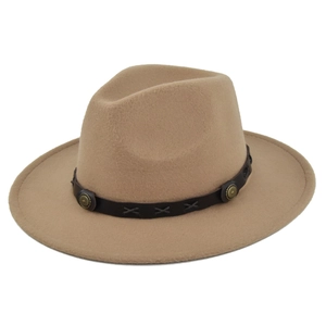 Dettaglio cappello in feltro con fascia in pelle marrone e rivetti metallici decorati