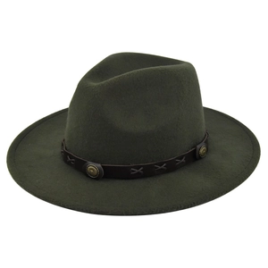 Dettaglio cappello in feltro verde scuro con fascia in pelle marrone e borchie in metallo