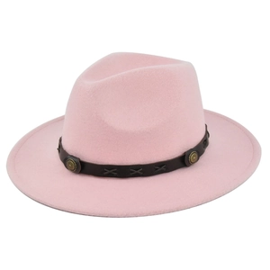 Dettaglio cappello fedora rosa con cinturino in pelle marrone, fibbia in bronzo e punto croce