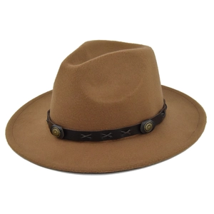 Dettaglio di cappello fedora vintage marrone con fascia in pelle e borchie in metallo