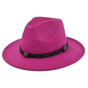 Dettaglio di un cappello fedora fucsia con fascia in pelle marrone e borchie in metallo