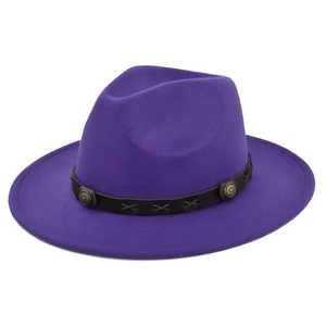 Dettaglio cappello fedora viola scuro con fascia in pelle e fibbie in ottone