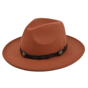 Dettaglio del cappello fedora marrone scuro con fascia in pelle e fibbie in ottone