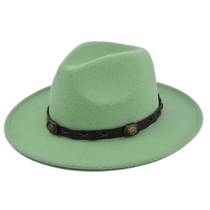 Dettagli del cappello in lana verde menta con fascia in pelle marrone e fibbia in bronzo