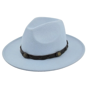 Dettaglio cappello fedora azzurro con fascia in pelle marrone e borchie metalliche
