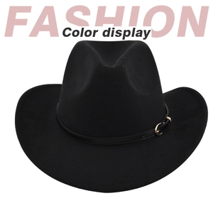 Détail d'un chapeau de cowboy en feutre noir avec bandeau en cuir et boucle dorée