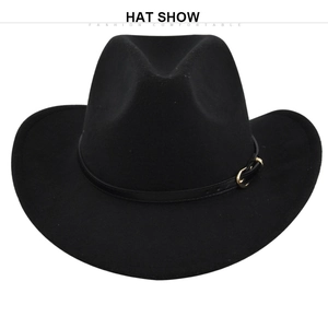 Détail d'un chapeau en feutre de laine noir avec bande cuir et boucle dorée