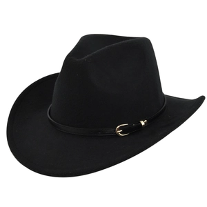 Détail d'un chapeau de cow-boy en feutre noir avec lanière en cuir et boucle dorée