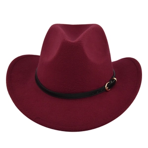 Détail du chapeau de cowboy en feutre bordeaux avec bande en cuir noir et boucle dorée