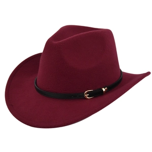 Détail d'un chapeau de cowboy en feutre bordeaux avec sangle en cuir et boucle dorée
