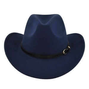 Détail d'un chapeau de cowboy bleu marine en feutre avec bande en cuir et boucle d'or