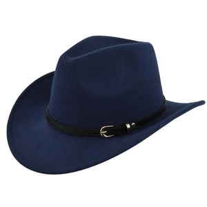 Détail d'un chapeau de cow-boy en feutre bleu foncé avec bande en cuir et boucle dorée