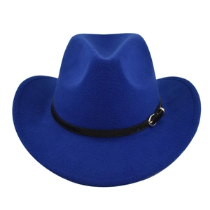 Détail du chapeau de cowboy en feutre bleu roi avec bandeau noir et boucle dorée