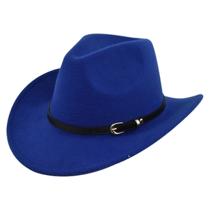 Détail du chapeau de cowboy bleu roi en feutre avec ruban en cuir noir et boucle dorée