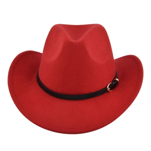 Détail d'un chapeau de cowboy en feutre rouge avec ceinture noire et boucle dorée