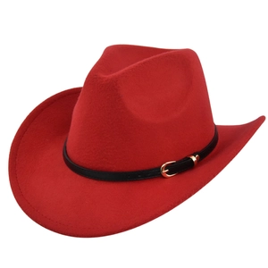 Détail du chapeau de cowboy en feutre rouge avec bande en cuir noir et boucle dorée