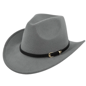 Détail d'un chapeau de cow-boy en feutre gris avec couronne pincée et boucle en cuir noir