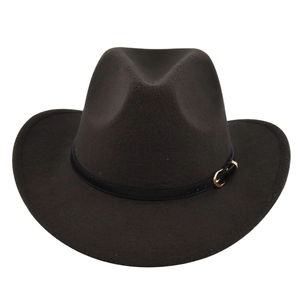 Détail d'un chapeau de cow-boy en feutre marron avec ceinture en cuir noir et boucle dorée