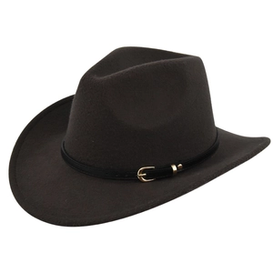 Détail d'un chapeau de cow-boy en feutre marron avec bande en cuir noir et boucle dorée