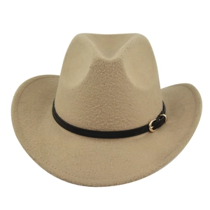 Détail du chapeau fedora kaki avec ruban en cuir noir et boucle dorée métallique