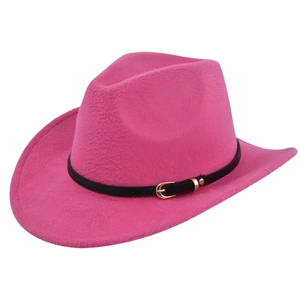 Détail d'un chapeau de cowboy en feutre fuchsia avec bandeau en cuir noir et boucle