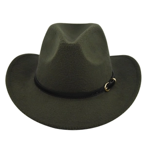 Détail du chapeau de cowboy en feutre vert olive avec bande en cuir noir et boucle dorée