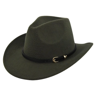 Détail d'un chapeau en feutre vert foncé avec bande en cuir noir et boucle dorée