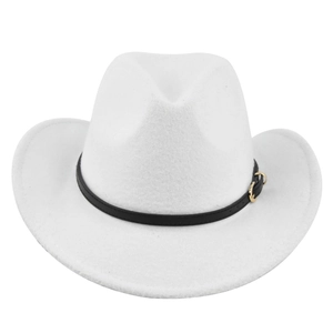 Détail d'un chapeau de cowboy en feutre blanc avec ruban en cuir noir et boucle dorée