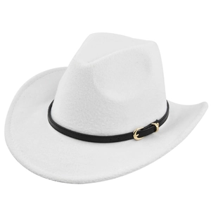 Détail d'un chapeau de cowboy en feutre blanc avec bandeau noir et boucle dorée