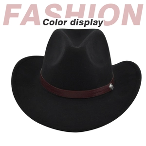 Dettaglio del cappello da cowboy nero con fascia in pelle bordeaux e fibbia concho argento