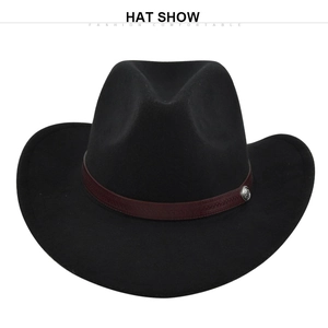 Dettaglio del cappello da cowboy in feltro nero con fascia in pelle rossa e fibbie argento