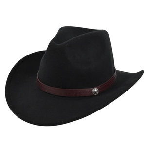 Dettaglio cappello cowboy in feltro nero con cinturino in pelle marrone e fibbia argento