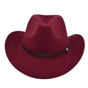 Dettaglio di un cappello da cowboy in feltro bordeaux con cinturino in pelle goffrata