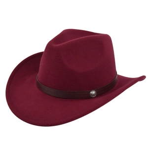 Dettaglio cappello cowboy in feltro bordeaux con cinturino in pelle e fibbia in argento