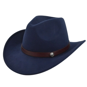 Dettaglio del cappello da cowboy in feltro blu scuro con cinturino in pelle e fibbia