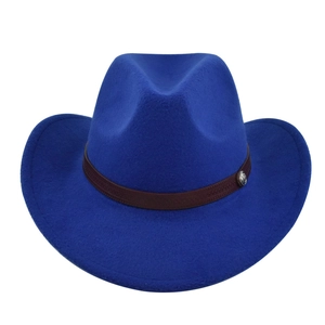 Dettaglio del cappello da cowboy blu con cinturino in pelle e fibbia metallica argento