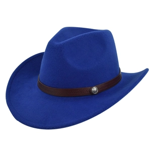 Dettaglio del cappello da cowboy blu reale con cinturino in pelle e fibbie in argento sbalzato