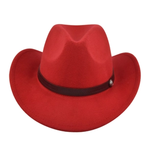Dettaglio di un cappello da cowboy rosso in feltro con cinturino in pelle marrone e fibbia