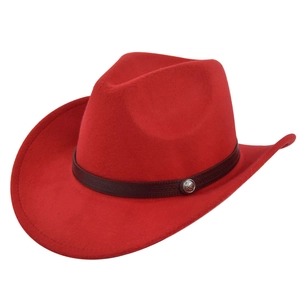 Dettaglio cappello cowboy in feltro rosso con fascia in pelle goffrata e fibbia in argento