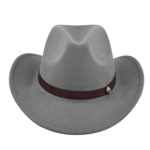 Dettaglio cappello cowboy in feltro grigio con fascia in pelle e fibbia argentata