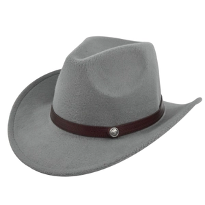 Dettaglio cappello cowboy in feltro grigio con fascia in cuoio marrone e fibbia d'argento