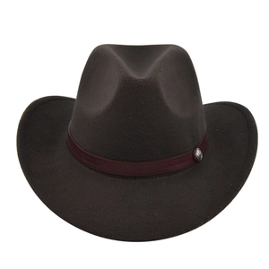 Dettaglio di cappello cowboy marrone scuro con fascia in pelle goffrata e fibbia