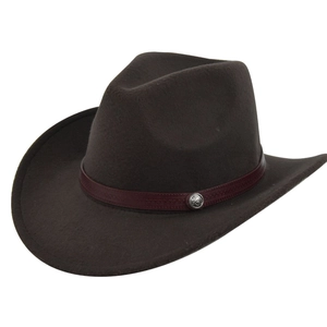 Dettaglio cappello cowboy marrone scuro con fascia in pelle goffrata e fibbia argento