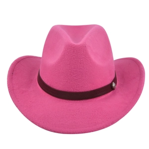 Dettaglio di un cappello da cowboy rosa con cinturino in pelle marrone e fibbia in argento