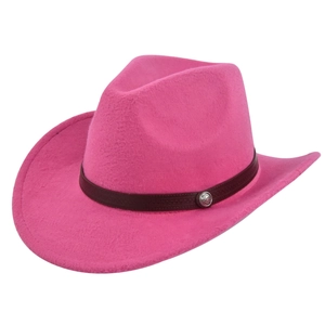 Dettaglio cappello da cowboy rosa con cinturino in pelle marrone e fibbia d'argento