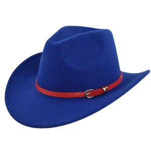Detailansicht eines hellblauen Filz-Cowboyhutes mit rotem Lederband und Silberschnalle