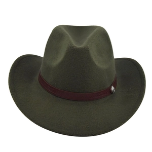 Dettaglio cappello cowboy in feltro verde oliva con fascia in pelle bordeaux e bottone argento