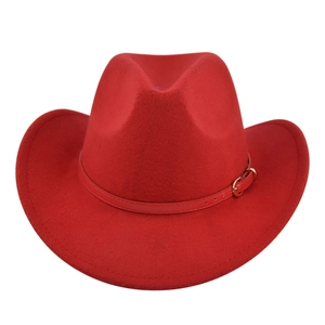 Klassischer roter Filz-Cowboyhut mit stylischem Lederband und goldener Schnalle