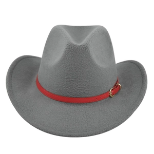 Grauer Filzhut im Fedora-Stil mit kontrastierendem rotem Lederband und goldener Schnalle